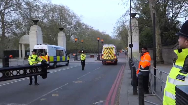 Police near Buckingham Palace. Pic: UKNIP (UK News in Pictures)