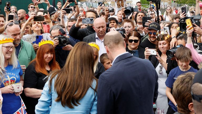 Britain&#39;s Prince William and Catherine, Princess of Wales greet well-wishers along the Long Walk outside Windsor Castle, Britain May 7, 2023. REUTERS/Stephanie Lecocq
