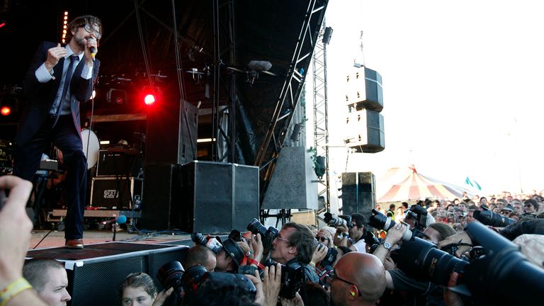 Jarvis Cocker (L) du groupe britannique Pulp se produit sur la scène du parc le quatrième jour du festival de Glastonbury à Worthy Farm, Somerset le 25 juin 2011. REUTERS/Cathal McNaughton (GRANDE-BRETAGNE - Tags: DIVERTISSEMENT)
