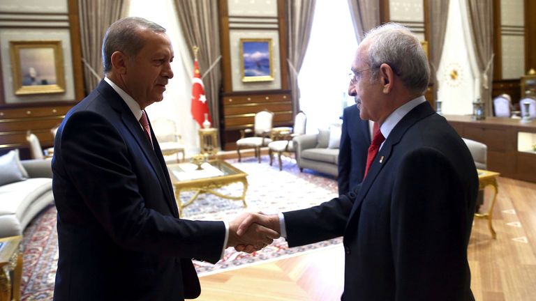 Cumhurbaşkanı Recep Tayyip Erdoğan, solda, 2016'da Türkiye'nin başkenti Ankara'da Kemal Kılıçdaroğlu'nu selamlıyor. 