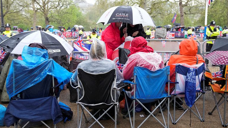 Royal fans wait on the Mall outside Buckingham Palace ahead of the coronation of Britain&#39;s King Charles and Camilla, Queen Consort, in London, Britain, May 5, 2023. REUTERS/Maja Smiejkowska
