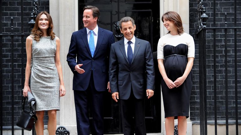 Sarkozy, 2010'da Downing Caddesi'ni ziyaret ederken resmedildi