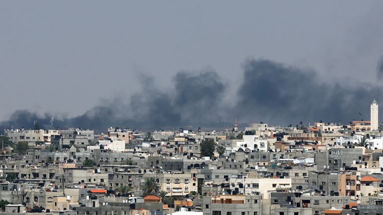 Smoke rises following an Israeli strike, in Khan Younis in the southern Gaza Strip May 9, 2023. REUTERS/Ibraheem Abu Mustafa
