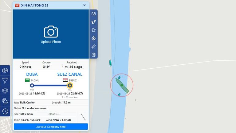 Myshiptracking.com web sitesi, dökme yük gemisinin kanal boyunca sıkışmış olduğunu öne sürüyor