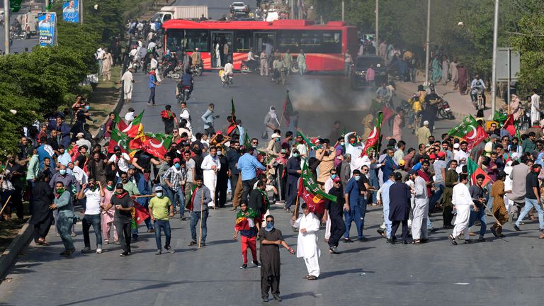 Pakistan'ın eski Başbakanı İmran Han'ın destekçileri polise taş attı Pic:AP