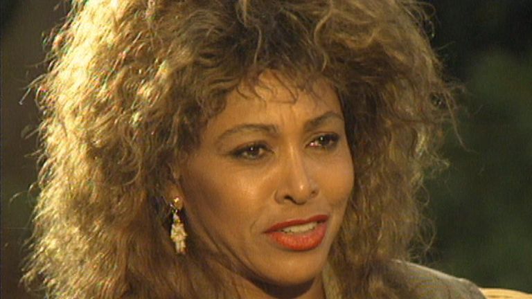 1990'da şarkıcı turner MTV röportajı