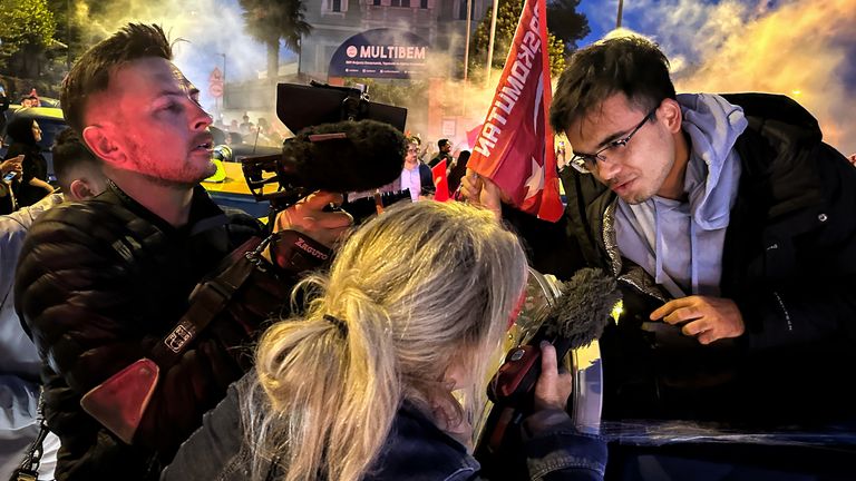 Alex Crawford addresses people celebrating Erdogan's victory in Türkiye