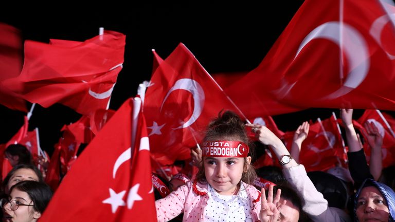 Les partisans du président Erdogan devant le palais présidentiel à Ankara, en Turquie, Photo : AP