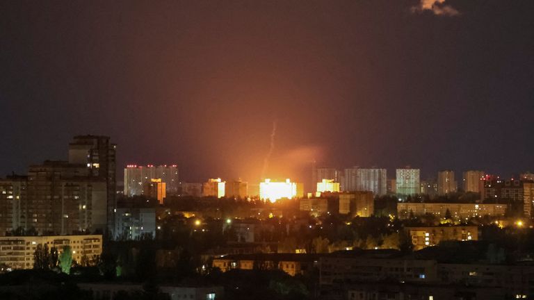 Ledakan pesawat tak berawak terlihat selama serangan pesawat tak berawak Rusia, di tengah serangan Rusia di Ukraina, di Kyiv, Ukraina 8 Mei 2023. REUTERS/Gleb Garanich