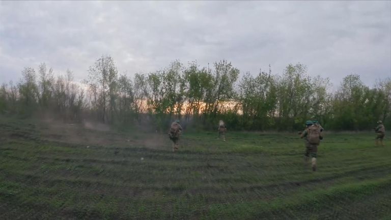 头盔镜头显示乌克兰士兵向俄罗斯阵地推进