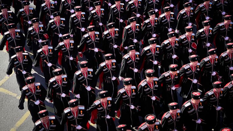 Cossack Rusia berbaris menuju Lapangan Merah untuk menghadiri parade militer Hari Kemenangan di Moskow, Rusia, Selasa, 9 Mei 2023, menandai peringatan 78 tahun berakhirnya Perang Dunia II.  (Foto AP/Alexander Zemlianichenko)