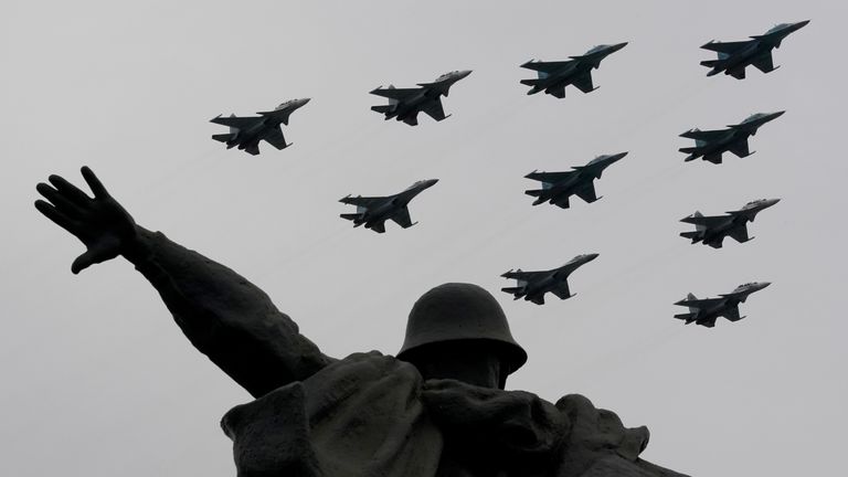 Su-30SM, Su-34 and Su-35S combat aircraft fly in formation above a monument during an air parade on Victory Day, which marks the anniversary of the victory over Nazi Germany in World War Two, amid the outbreak of the coronavirus disease (COVID-19) in central Moscow, Russia May 9, 2020. REUTERS/Tatyana Makeyeva