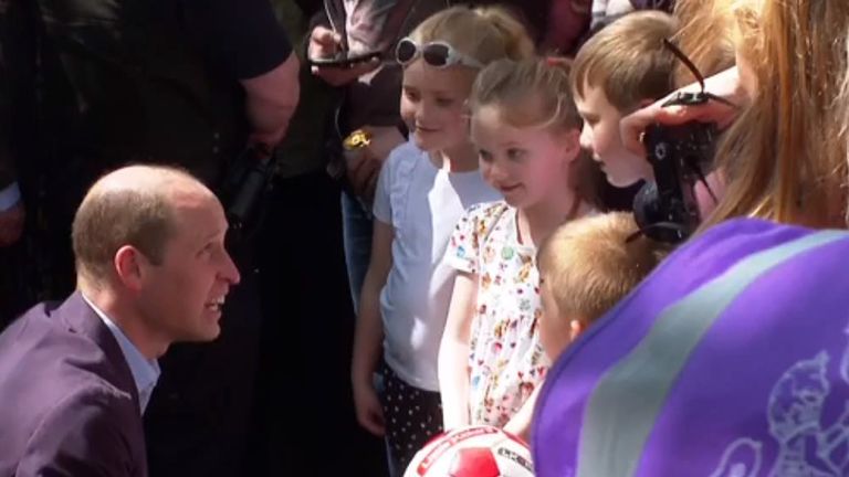 Wailliam talks to children during a walkabout in Windsor