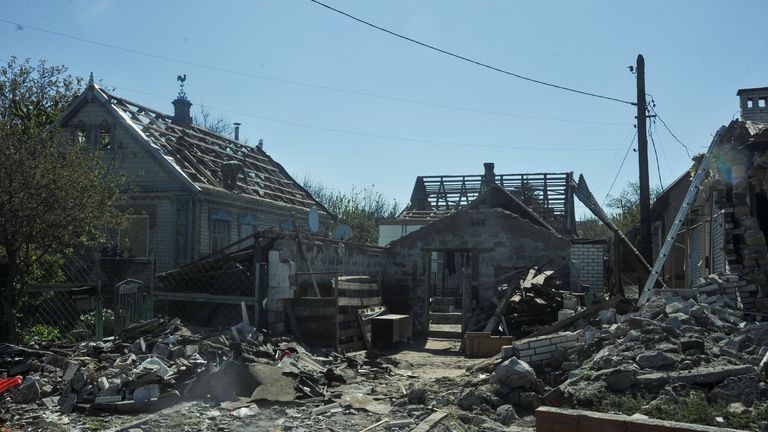 Rusya'nın Ukrayna'ya saldırısının ortasında, Ukrayna'nın Zaporizhzhia kentinde, Rusya'nın füze saldırısında ağır hasar gören bir yerleşim bölgesi görülüyor, 3 Mayıs 2023. REUTERS/Stringer