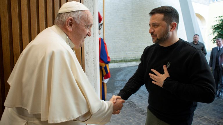 Başkan Zelenskyy, Roma'daki Vatikan'da Papa ile görüştü