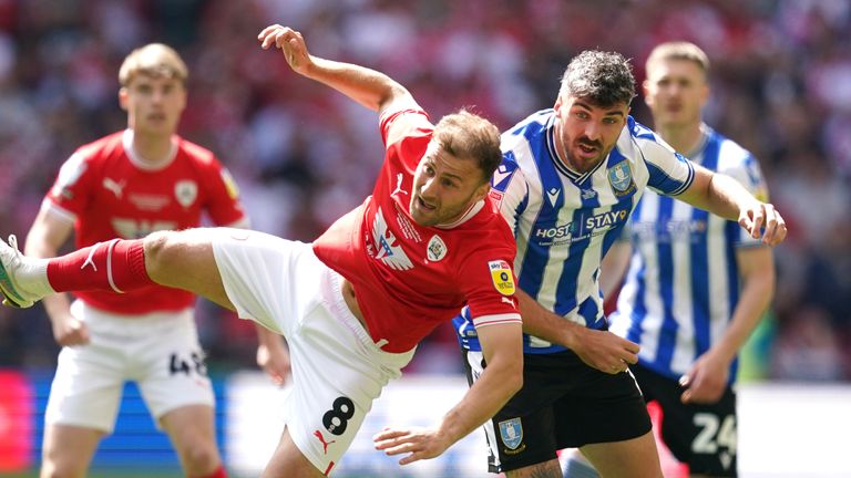 Barnsley&#39;s Herbie Kane and Sheffield Wednesday&#39;s Callum Paterson battle for the ball