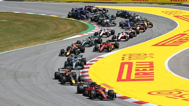 CIRCUIT DE BARCELONA-CATALUNYA, SPAIN - MAY 22: Charles Leclerc, Ferrari F1-75, leads Max Verstappen, Red Bull Racing RB18, George Russell, Mercedes W13, Sergio Perez, Red Bull Racing RB18 ,and the rest of the field on the opening lap during the Spanish GP at Circuit de Barcelona-Catalunya on Sunday May 22, 2022 in Barcelona, Spain. (Photo by Mark Sutton / Sutton Images)