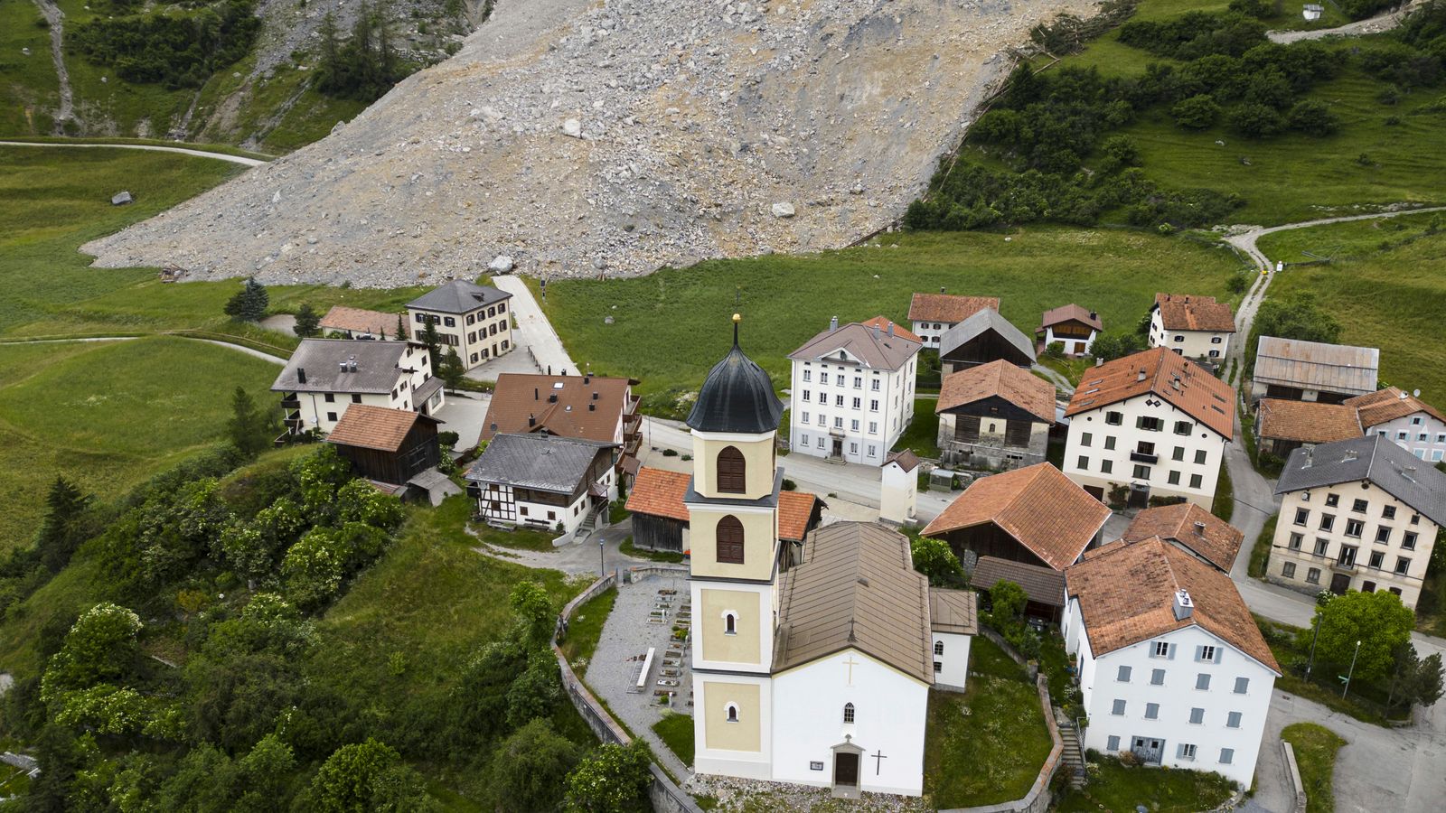 Eine schmale Flucht aus einem Schweizer Dorf, als ein riesiger Steinschlag in der Nähe des Schulgebäudes stoppt |  Weltnachrichten
