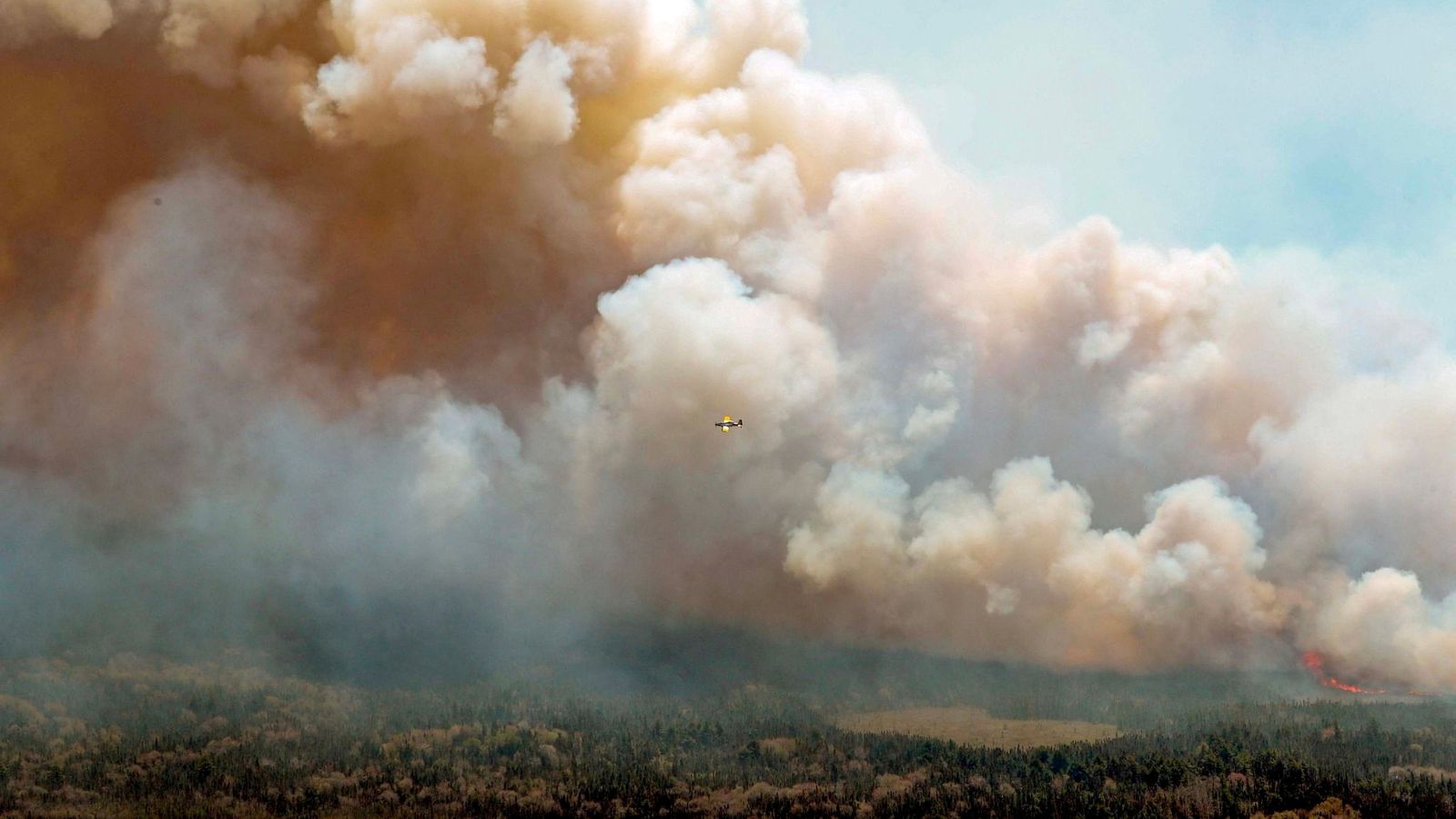 Vols retardés et des millions de personnes invitées à rester à l’intérieur alors que la fumée des incendies de forêt canadiens envahit la côte est des États-Unis |  Nouvelles américaines