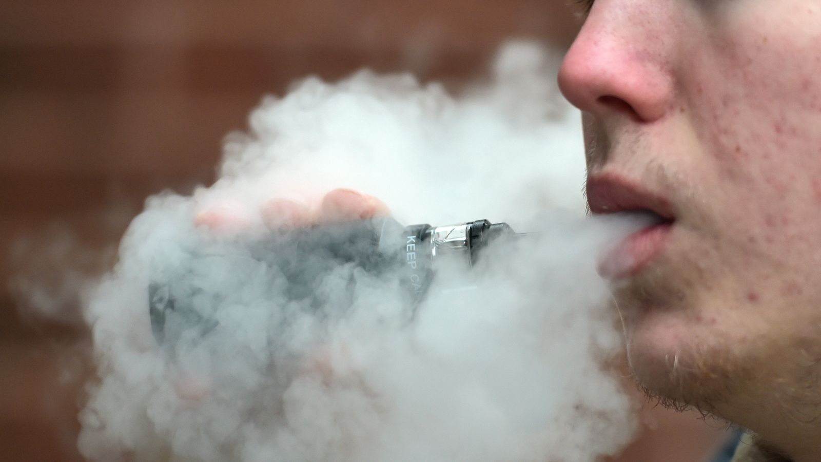 Kinderärzte warnen, dass das Dampfen unter Jugendlichen „schnell zur Epidemie wird“, während sie ein Verbot von Einweg-Vapes fordern |  Britische Nachrichten
