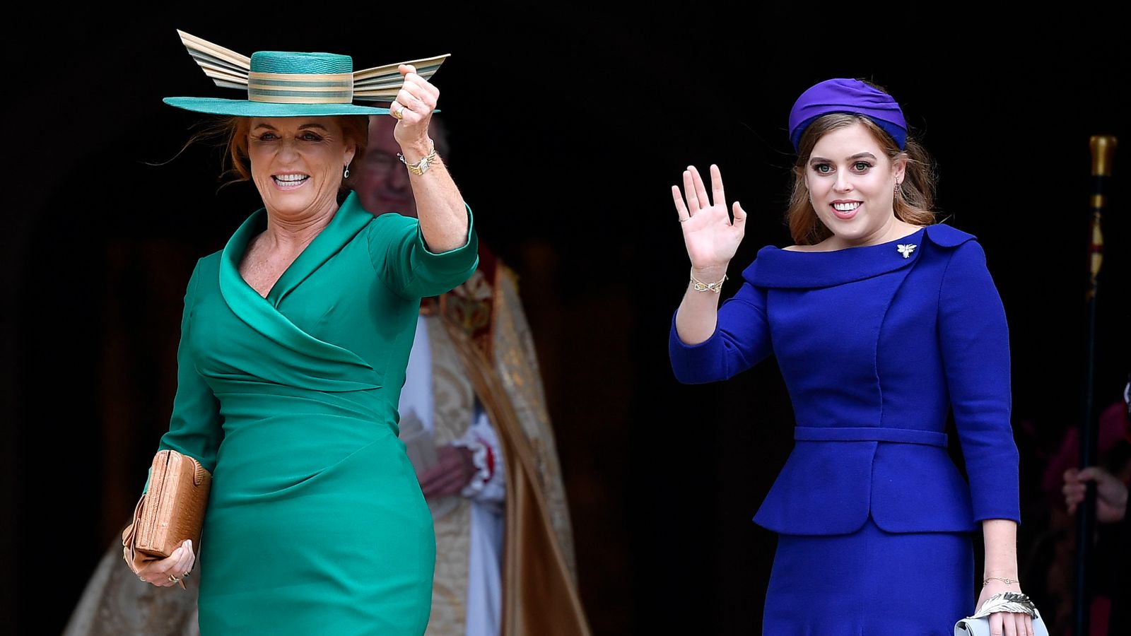 Сара Фъргюсън: Херцогинята на Йорк „се справя добре“ след двоен страх от рак, казва принцеса Беатрис