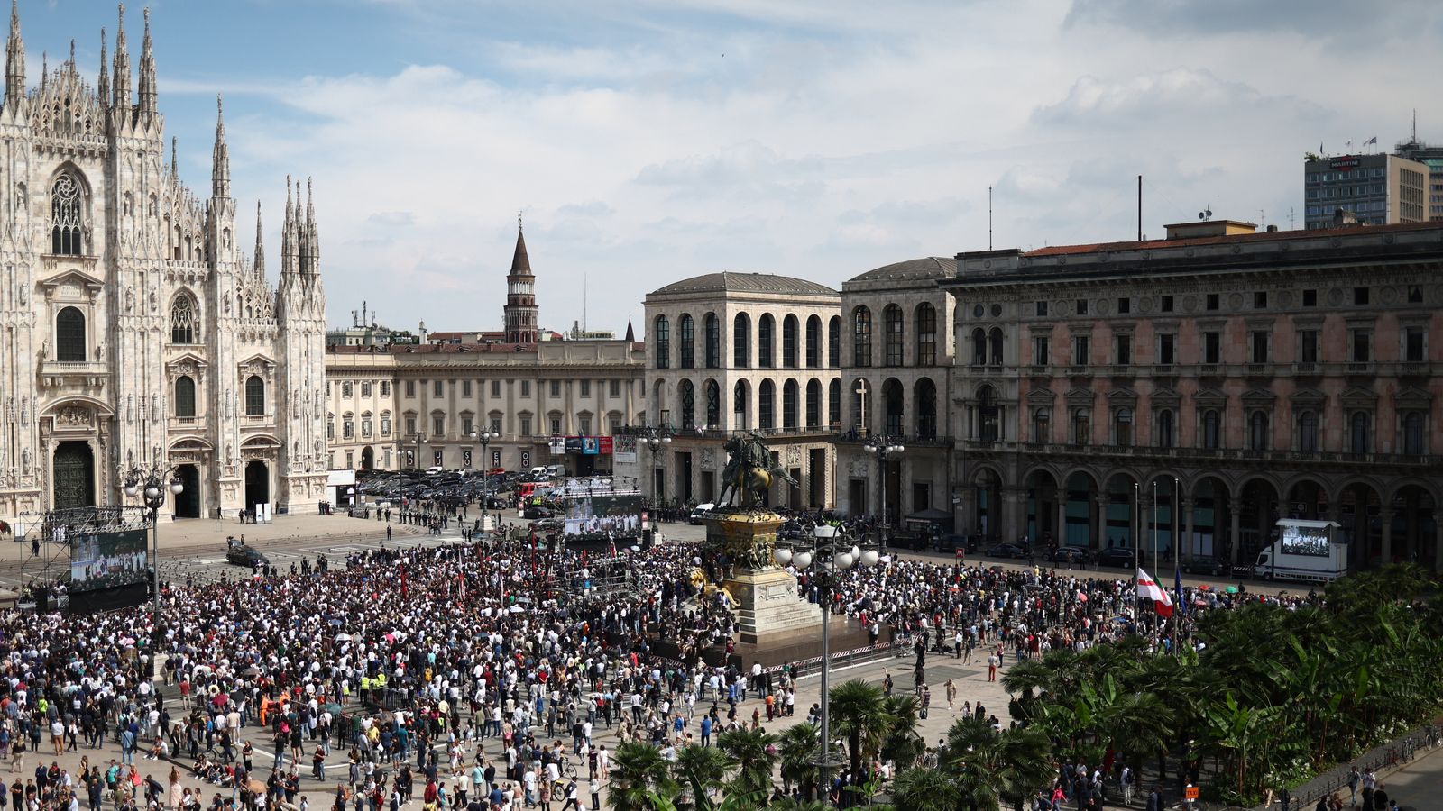 Silvio Berlusconi: Thousands pay final respects to former Italian prime ...