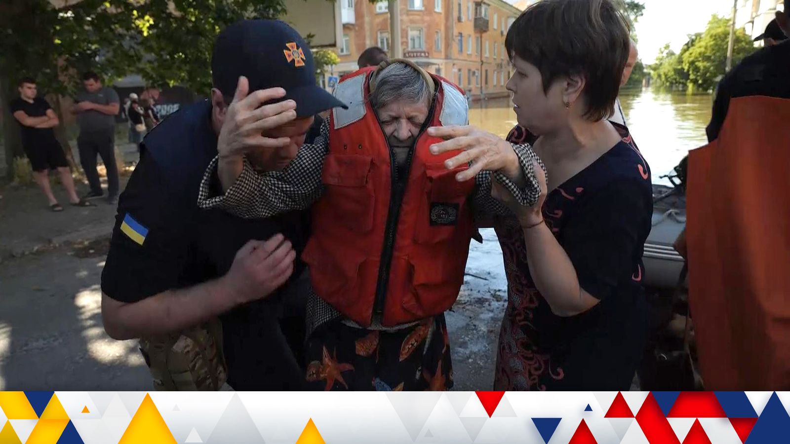 Elderly Ukrainians weep after escaping floodwaters and Russian fire