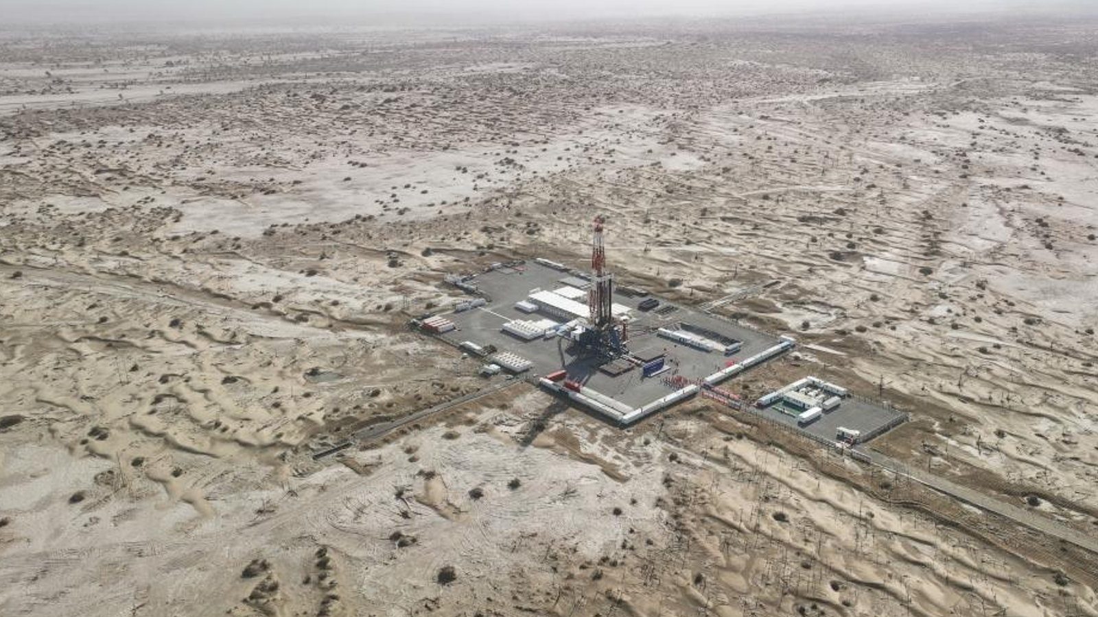 中国が砂漠の深さ1万1000メートルに穴を掘っている世界のニュース