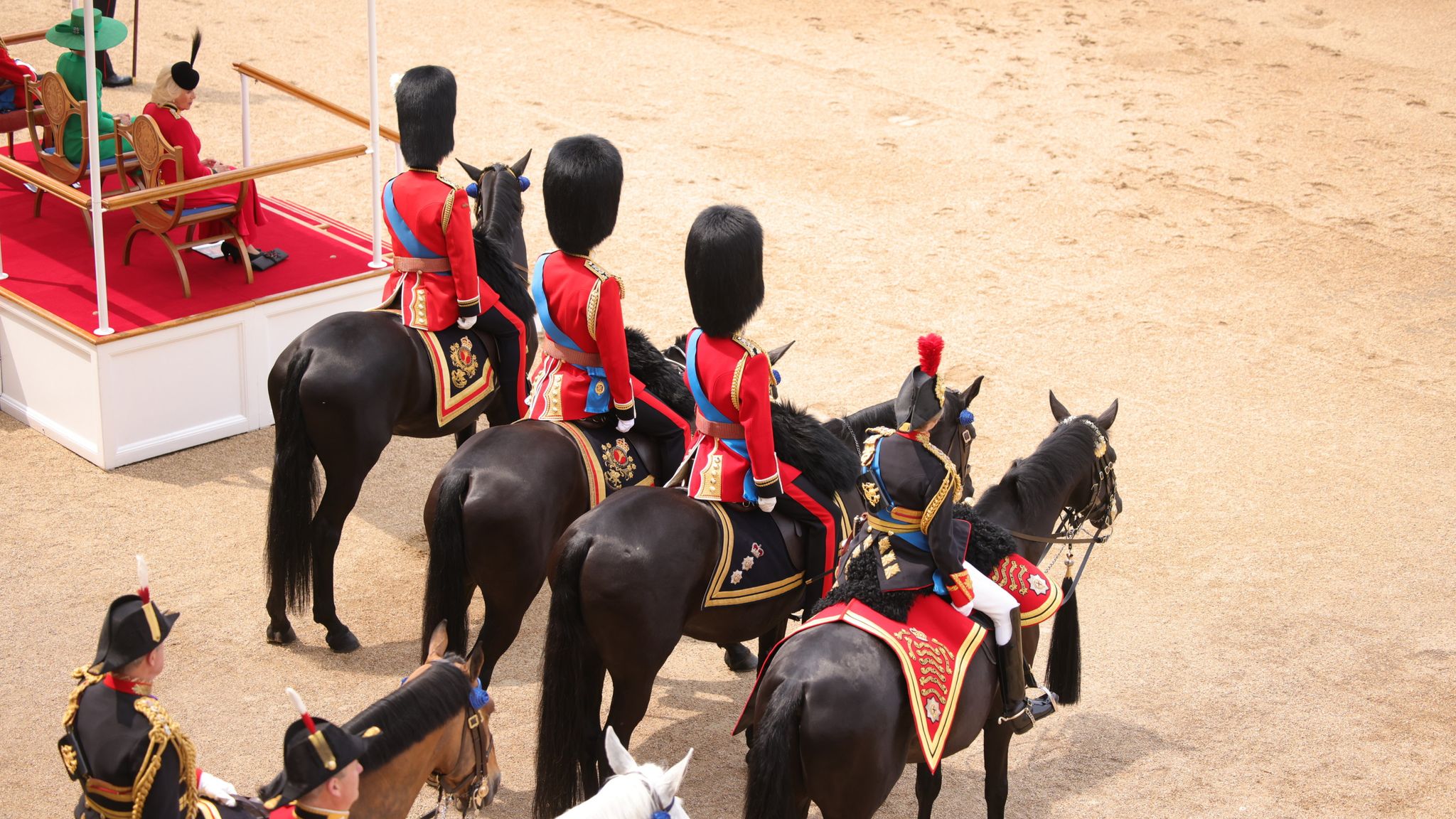 Король парада. Королевские гвардейцы Франции. Рыцарь королевской гвардии на лошади. Парад принцесс. Конные.