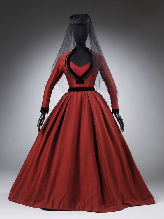  a costume, designed by Christian Dior, worn by Vivien Leigh as Paola in Jean Giraudoux&#39;s play, Duel of Angels at the Apollo Theatre, 1958