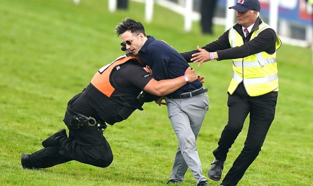 Protester runs on during horse race as 31 held over Epsom Derby disruption - Vimarsana News