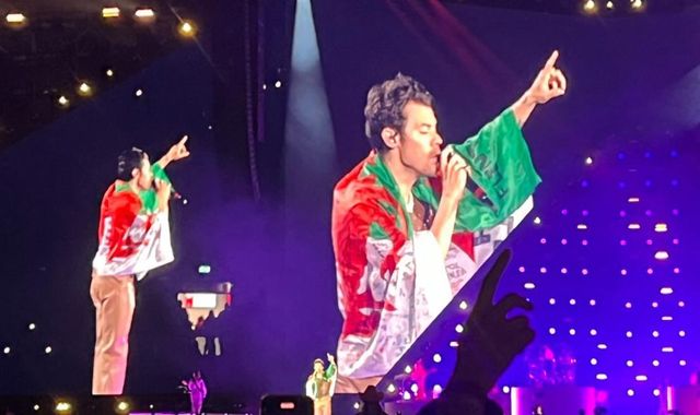 Harry Styles verrukte Cardiff-fans tijdens zijn Love On Tour door de vlag van Wales op het podium te dragen