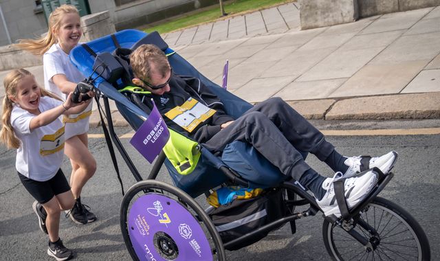 Leeds Rhinos legend Rob Burrow completes Father's Day fun run with children - Vimarsana News