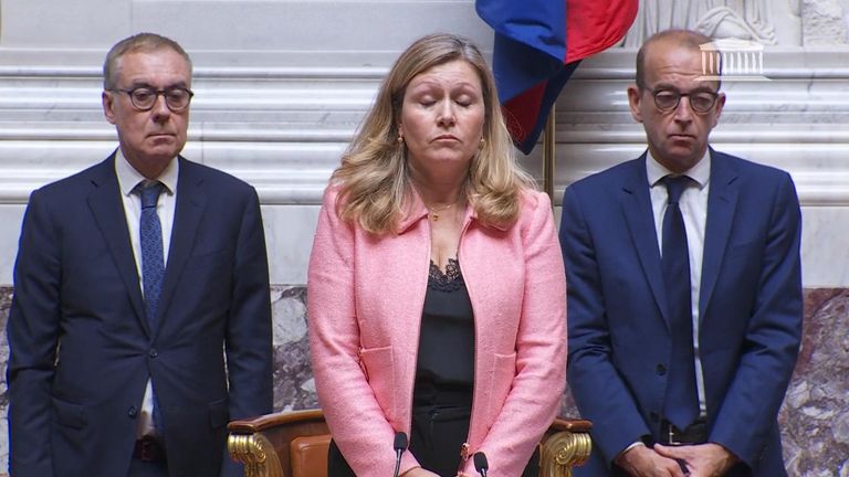 Paris'te, Fransa Ulusal Meclisi'ndeki politikacılar, Annecy'de bıçaklanma olayının kurbanları için bir dakikalık saygı duruşunda bulunmak üzere bir tartışmayı yarıda kesti. 