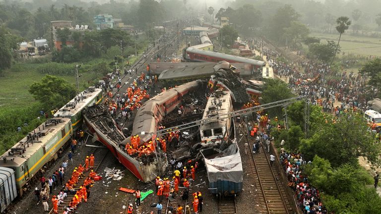 3 Haziran 2023 Cumartesi, Doğu Hindistan'ın Orissa eyaletindeki Balasore semtindeki yolcu treni kazası mahallinde kurtarma ekiplerinin çalıştığı bir insansız hava aracı görüntüsü. Resim: AP