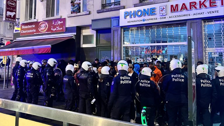 Polis, 29 Haziran 2023 Perşembe, Brüksel'in merkezindeki arbede sonrasında bir sokakta devriye gezdi. Polise göre, Fransa'da son olaylarla ilgili arbede sırasında yaklaşık bir düzine kişi gözaltına alındı.  (AP Fotoğrafı/Sylvain Plazy)