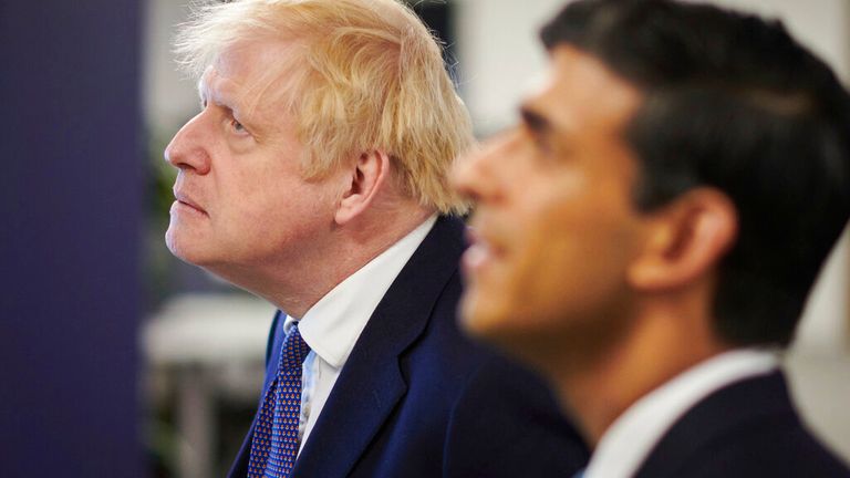 Boris Johnson, a la izquierda, y Rishi Sunak.  Foto: AP