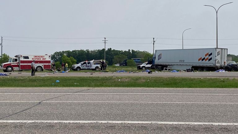 NOTA DE EDS: CONTENIDO GRÁFICO: esta foto muestra la escena de una gran colisión que cerró una sección de la autopista Trans-Canada cerca de Carberry, Manitoba, el jueves 15 de junio de 2023.