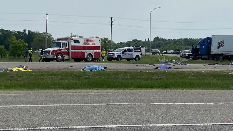 NOTA DE EDS: CONTENIDO GRÁFICO: esta foto muestra la escena de una gran colisión que cerró una sección de la autopista Trans-Canada cerca de Carberry, Manitoba, el jueves 15 de junio de 2023. 