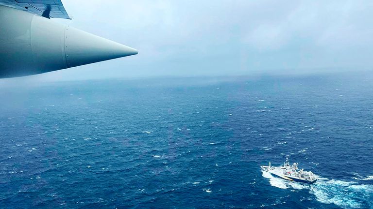 ABD Sahil Güvenlik tarafından sağlanan bu görüntüde, Sahil Güvenlik HC-130 Hercules uçağı, NC, NC'de Sahil Güvenlik Hava İstasyonu'nda bulunan bir uçağı, Fransız araştırma gemisi üzerinde uçuyor, L'Antalante, Cape Cod, Mass.