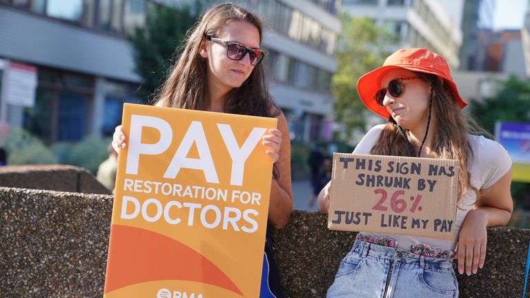 Striking junior doctors from British Medical Association on the picket line outside St Thomas&#39; Hospital in London. The 72-hour stoppage will run from 7am on Wednesday June 14 to 7am on Saturday June 17 in a row with the Government over pay. Picture date: Wednesday June 14, 2023.