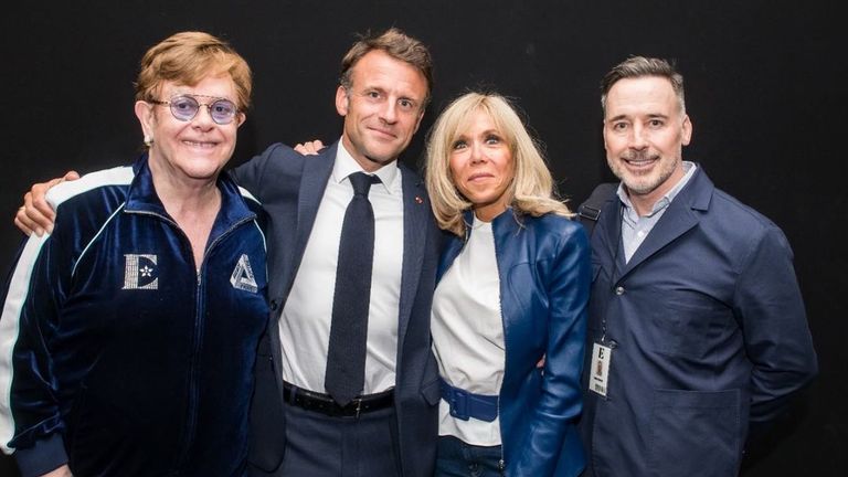 Elton John, Emmanuel Macron, eşi Brigitte Macron ve David Furnish ile birlikte Accor Arena'nın sahne arkasında Pic@davidfurnish/Indtagram