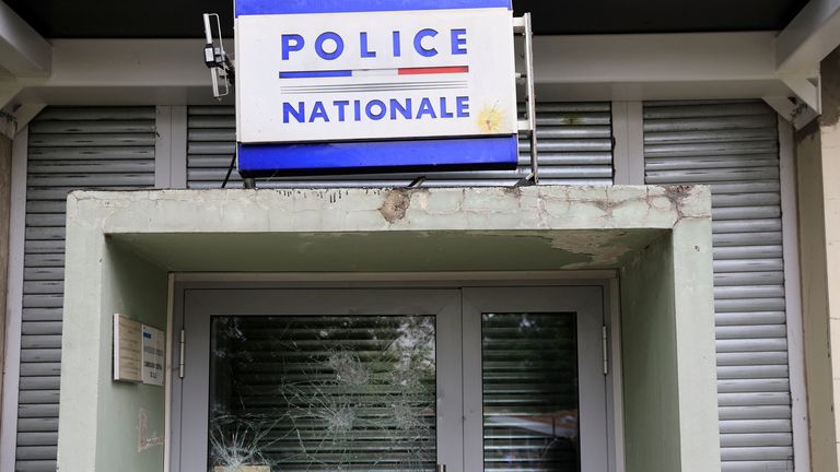 Mons-en-Barúul belediye binası yakınlarındaki polis karakolu, 17 yaşındaki Nahel'in Nanterre'de bir Fransız polis memuru tarafından öldürülmesinin ardından protestocularla polis arasında gece çıkan çatışmalarda hasar gördü. Fransa'nın kuzeyinde, Lille yakınlarındaki Mons-en-Baroeul'da bir trafik durağı, 29 Haziran 2023. REUTERS/Pascal Rossignol