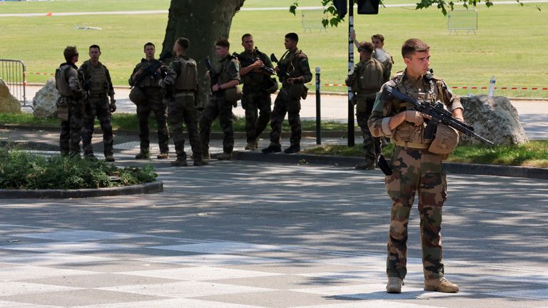 Fransız Alpleri'ndeki Annecy'de bıçaklı saldırıda çok sayıda çocuk ve bir yetişkinin yaralanmasının ardından Fransız askerleri bölgeyi güvenlik altına alıyor, 8 Haziran 2023. REUTERS/Denis Balibouse