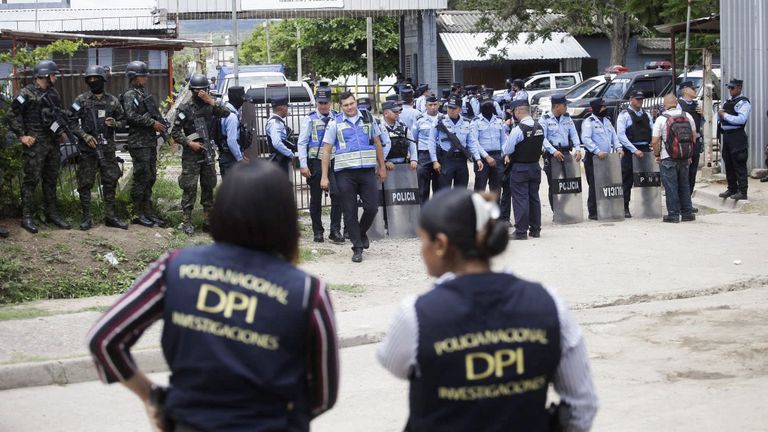 Security forces operate outside the Centro Femenino de Adaptacion Social (CEFAS) women prison following deadly riot in Tamara, on the outskirts of Tegucigalpa, Honduras, June 20, 2023. REUTERS/Fredy Rodriguez
