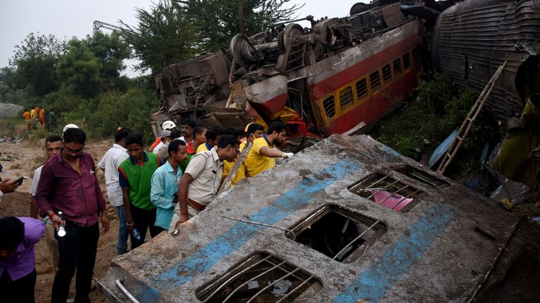 Salvatori caută supraviețuitori după ce două trenuri de pasageri s-au ciocnit în districtul Balasore din statul Odisha, din estul Indiei, 3 iunie 2023. REUTERS/Stringer NU VENȚI.  FĂRĂ ARHIVE.