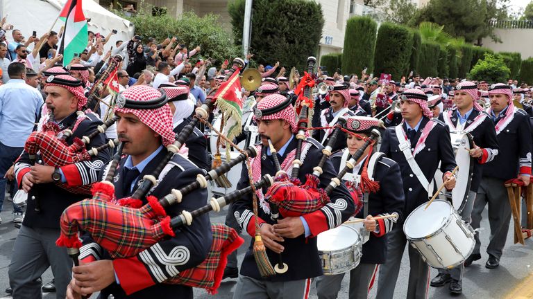 Les membres d'un groupe jouent des instruments de musique lors des célébrations du jour du mariage royal du prince héritier Hussein de Jordanie et de Rajwa Al Saif, à Amman, en Jordanie