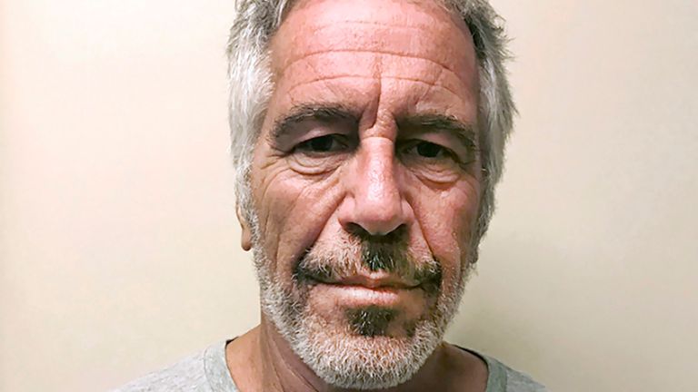 El príncipe Andrés recibió 'masajes diarios' mientras visitaba la finca de Jeffrey Epstein, según el ama de llaves |  Noticias del mundo