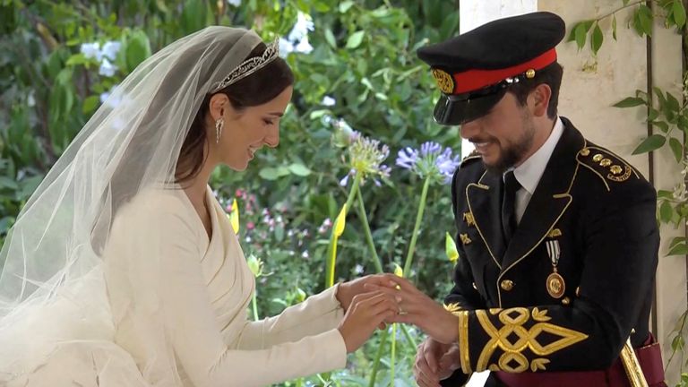 Jordan&#39;s Crown Prince Hussein and Rajwa Al Saif exchange rings at their royal wedding ceremon 