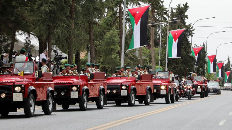 Des gardes royaux dans un convoi se dirigent vers le palais de Zahran le jour du mariage royal du prince héritier Hussein de Jordanie et de Rajwa Al Saif, à Amman, en Jordanie